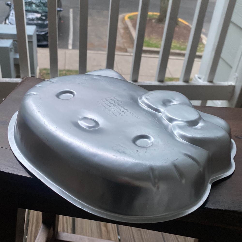 Hello kitty cake pan
